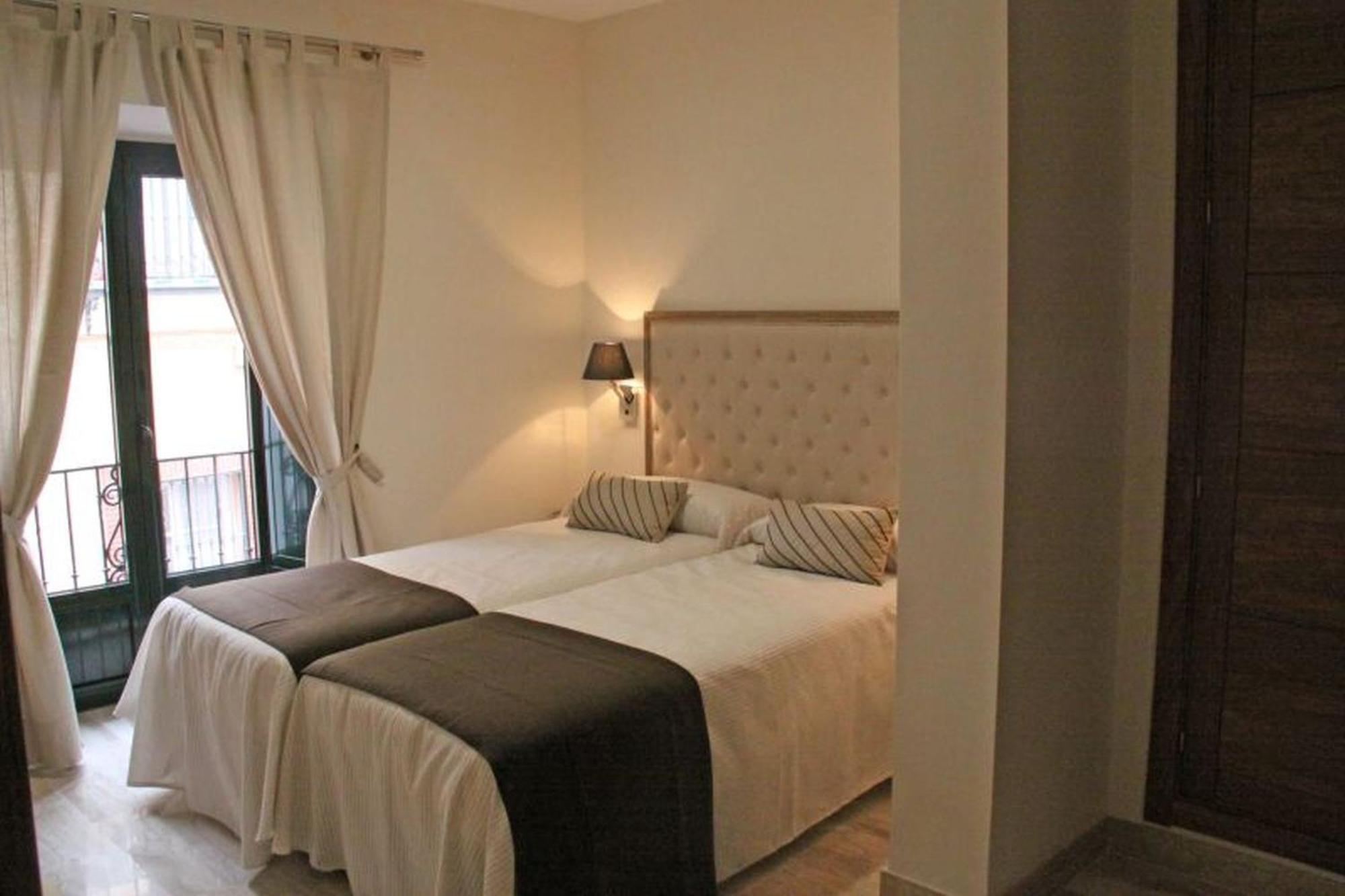Apartamentos Living Sevilla Centro Maestranza ภายนอก รูปภาพ