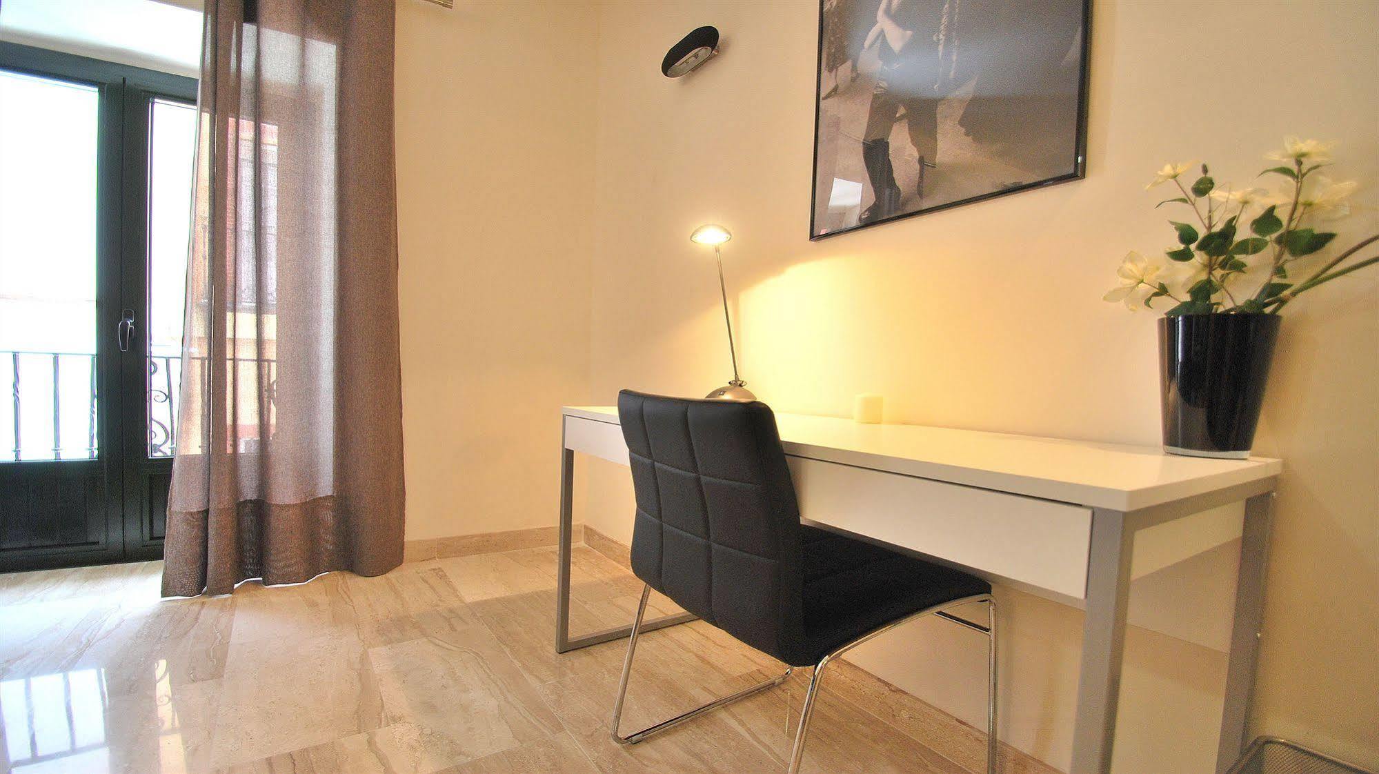 Apartamentos Living Sevilla Centro Maestranza ภายนอก รูปภาพ