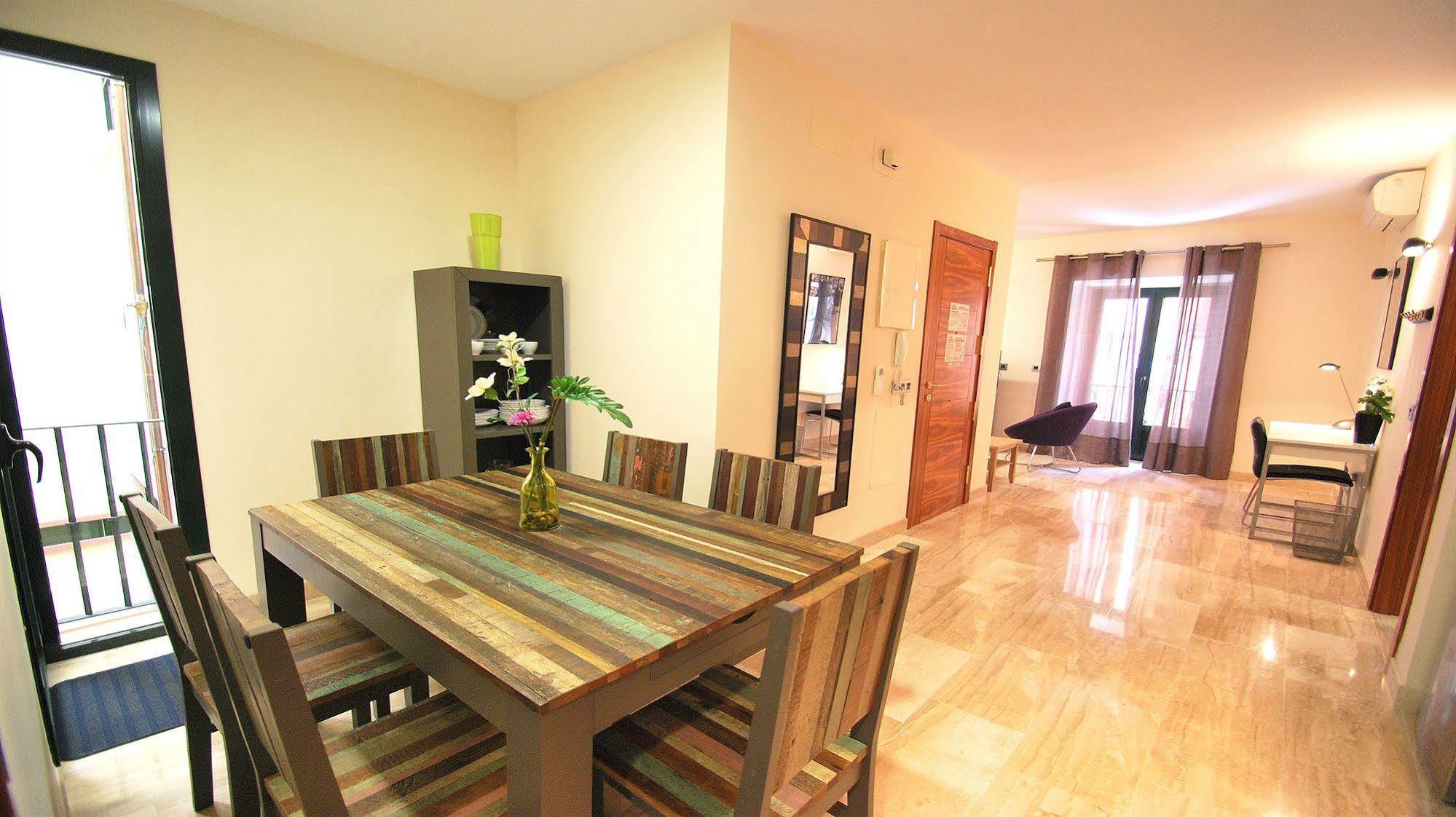 Apartamentos Living Sevilla Centro Maestranza ภายนอก รูปภาพ