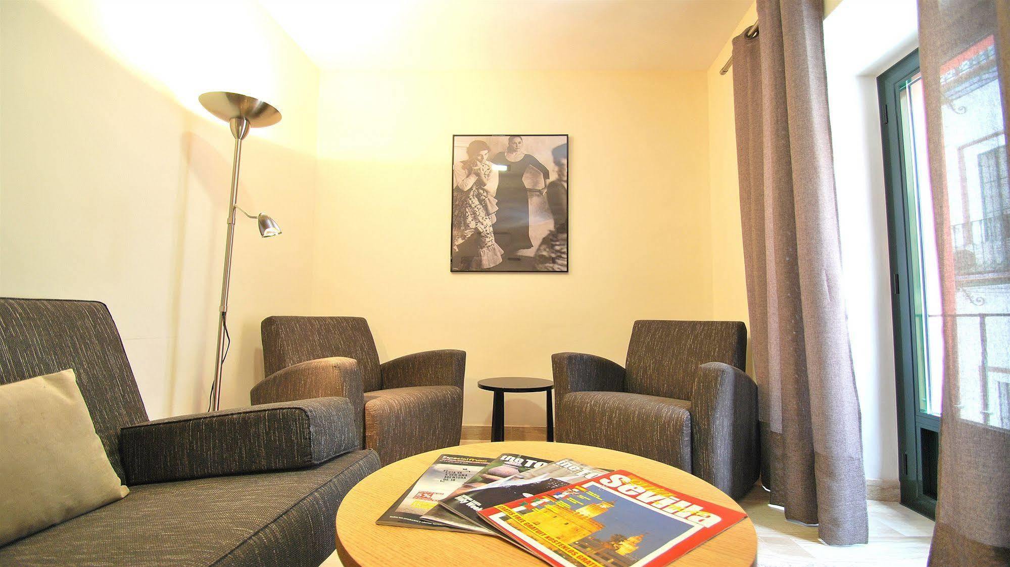 Apartamentos Living Sevilla Centro Maestranza ภายนอก รูปภาพ