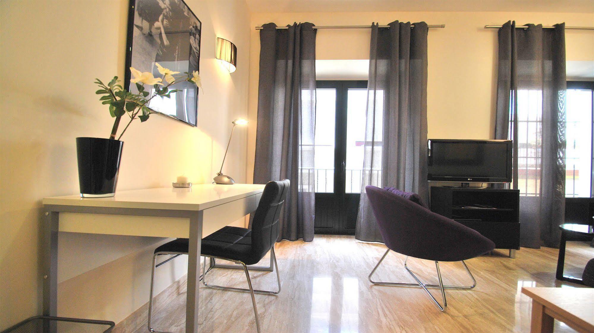 Apartamentos Living Sevilla Centro Maestranza ภายนอก รูปภาพ