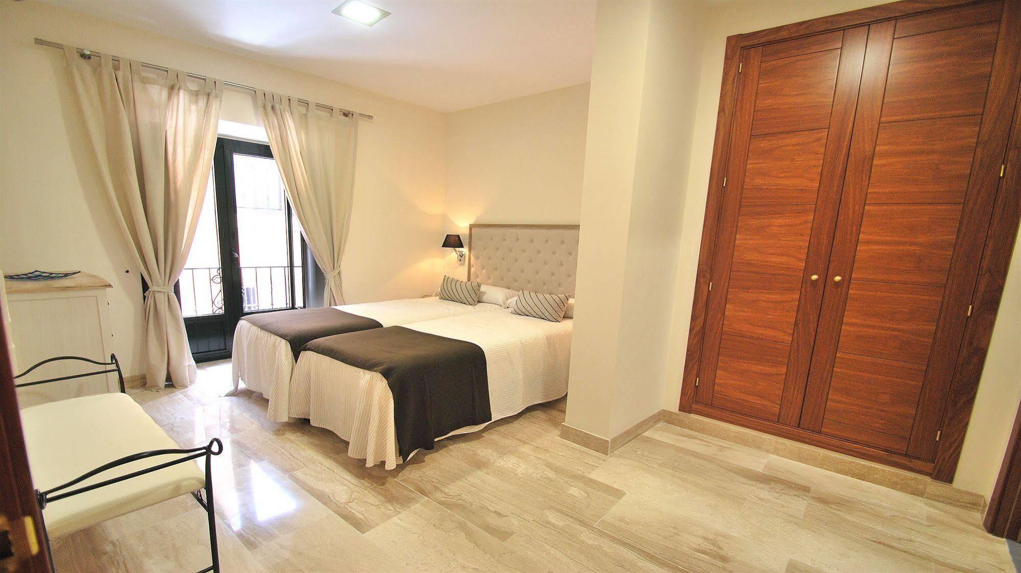 Apartamentos Living Sevilla Centro Maestranza ภายนอก รูปภาพ