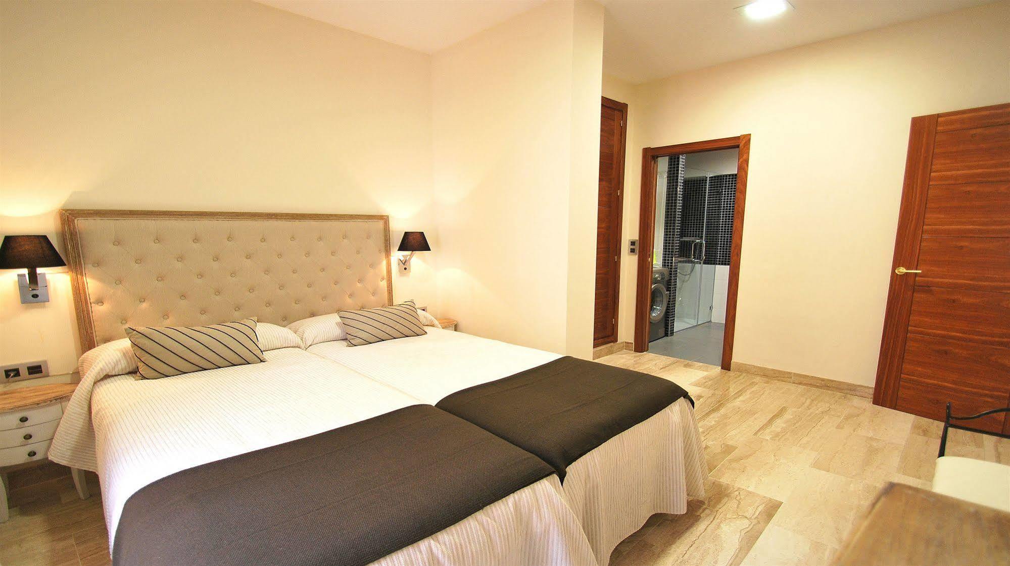 Apartamentos Living Sevilla Centro Maestranza ภายนอก รูปภาพ