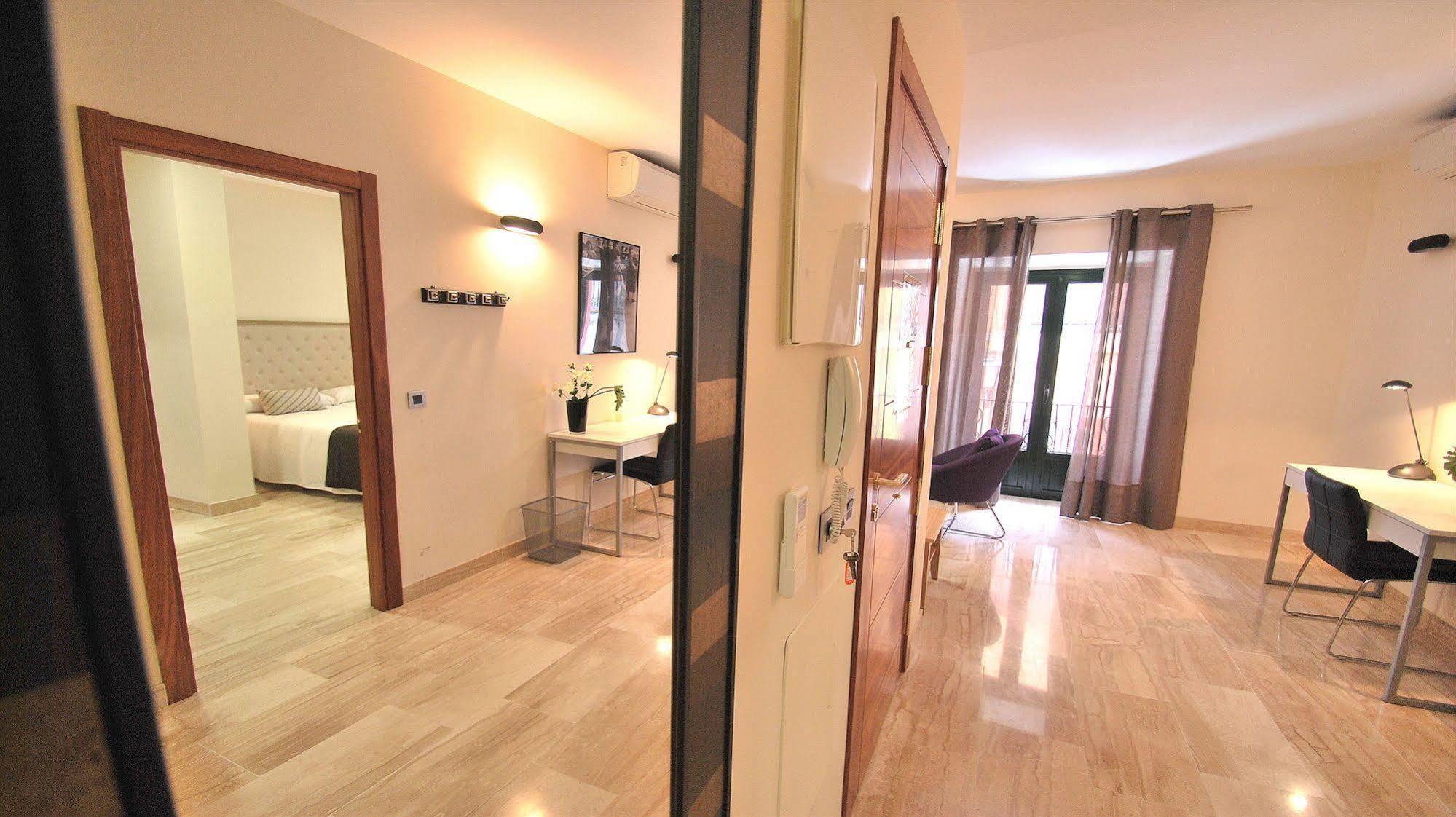 Apartamentos Living Sevilla Centro Maestranza ภายนอก รูปภาพ