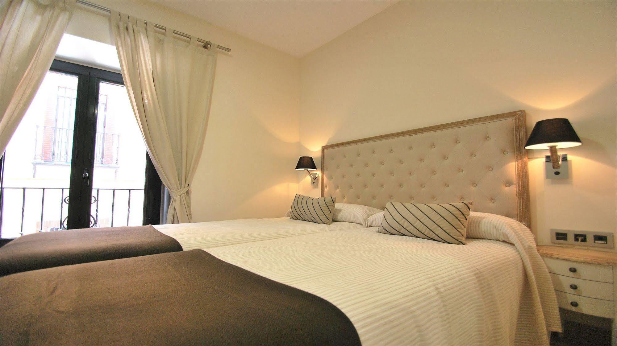 Apartamentos Living Sevilla Centro Maestranza ภายนอก รูปภาพ